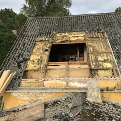 udskiftning af vinduer i tag på hus