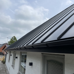 Ståltag på hvidt hus