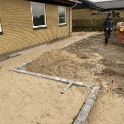 lægning af fliser terrasse og havegang langs hus