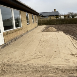 forberedelse til flisebelægning af terrasse og havegang