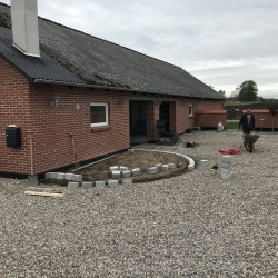 klargøring af flisebelægning rund terrasse