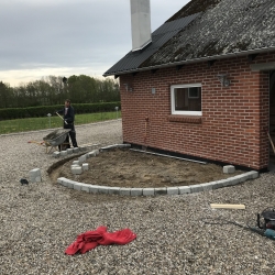 Lægning af fliser rund terrasse i gårdhave