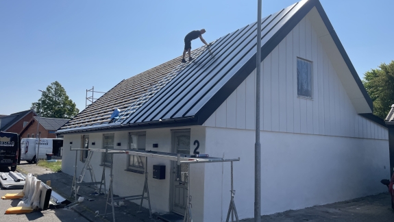 Ståltag monteres på hus
