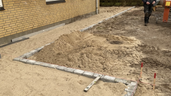 lægning af fliser terrasse og havegang langs hus