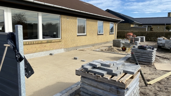 flisebelægning terrasse langs hus